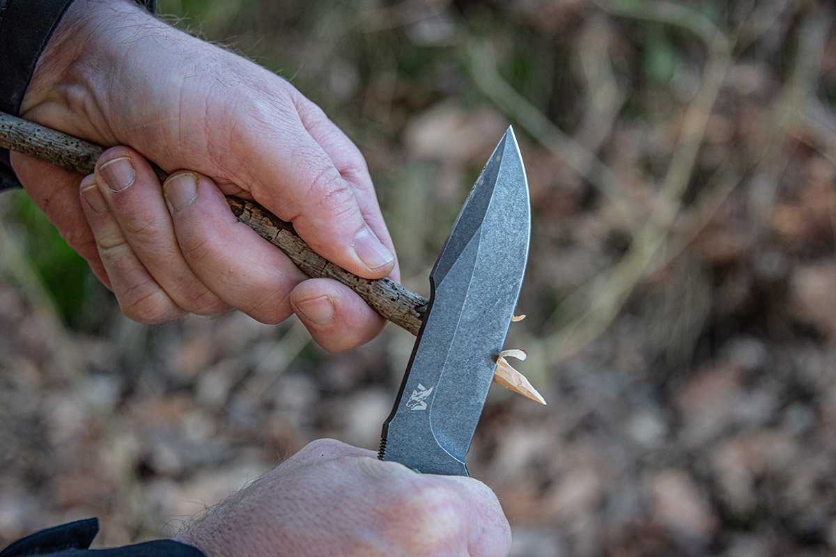 Holz-schnitzen-mit-Messer