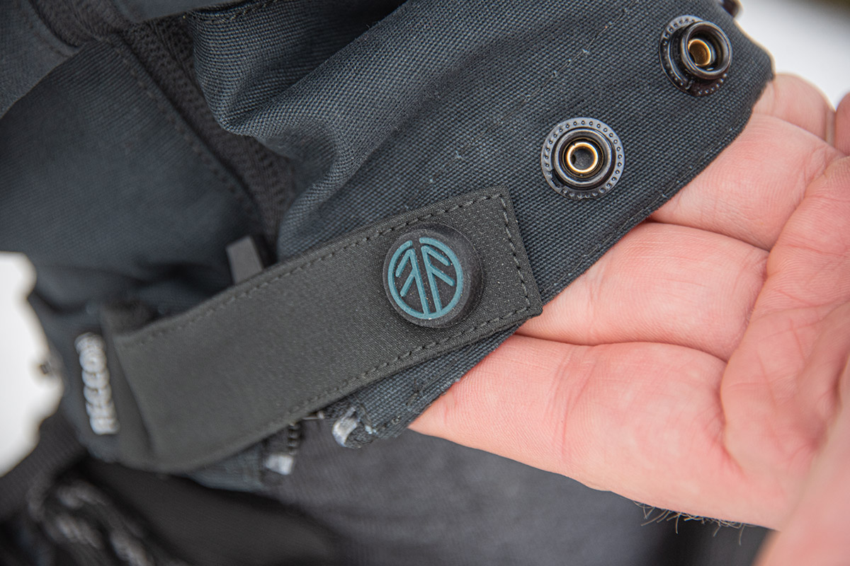 Beyond-Nordic-Hosenknoepfe-Detail