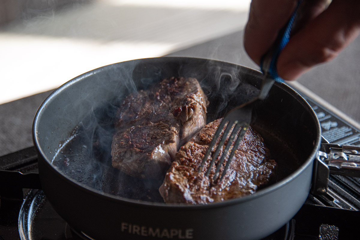 FireMaple-Outdoor-Kochgeschirr-braten