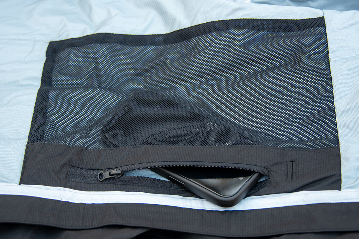 Beyond-Nordic-Outdoor-Jacke-Tasche-Detail