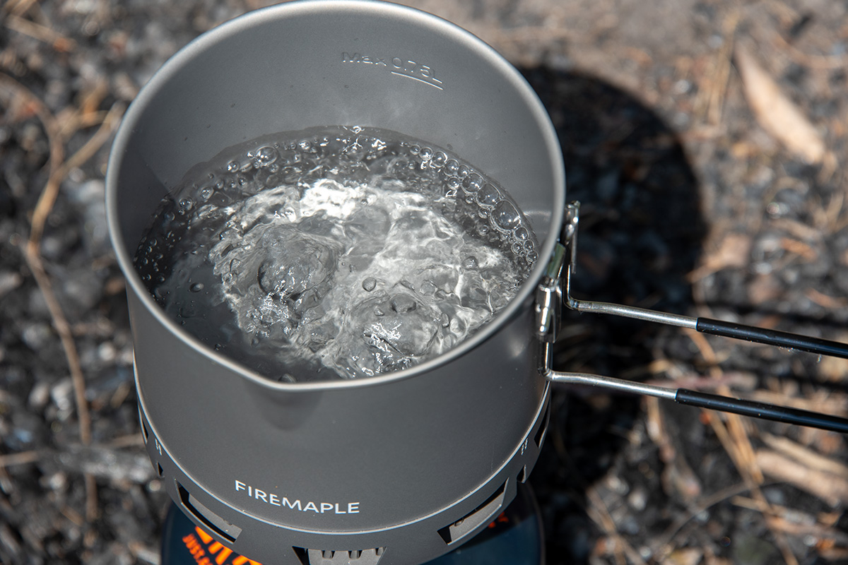 Kochendes-Wasser-fuer-Outdoor-Nahrung