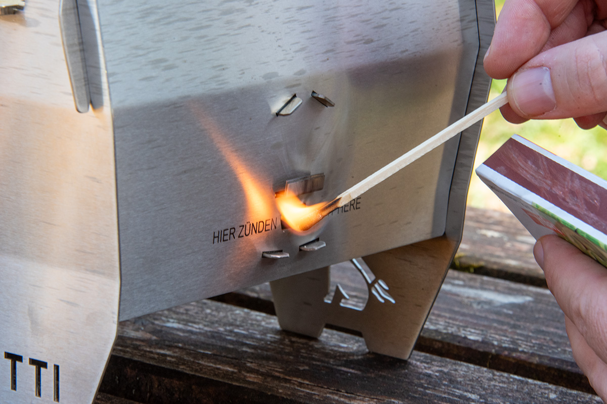 SKOTTI-Outdoor-Grill-Zuenden